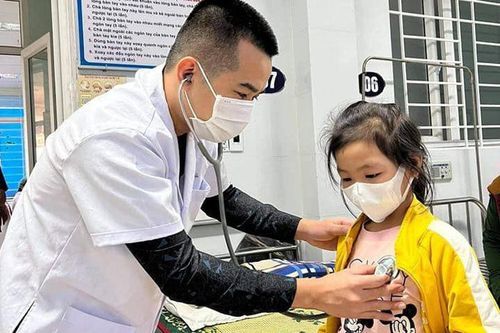 Bé gái 8 tuổi sốc phản vệ sau ăn mì tôm