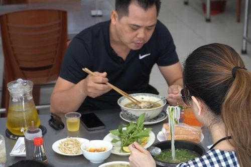 TP.HCM: Hàng quán tấp nập ngày đầu phục vụ tại chỗ