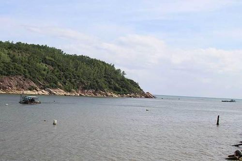 Tàu cá Bình Định bị sóng đánh chìm, 2 người chết và mất tích