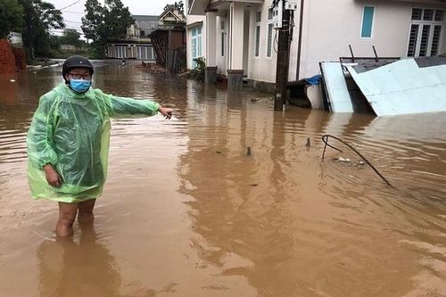 Dòng nước đục ngầu tràn về, gây ngập nhiều nhà dân ở Quảng Trị