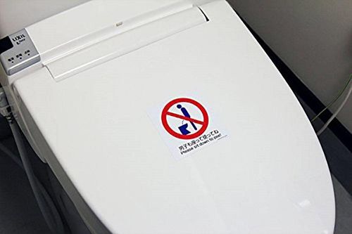Vì sao đàn ông Nhật Bản thích đi tiểu ngồi