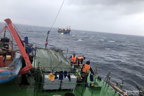 Bộ Tư lệnh Vùng Cảnh sát biển 1 cứu tàu cá Nghệ An gặp nạn trên biển