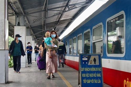 Giảm 15% giá vé tàu cho người có hoàn cảnh khó khăn từ TP.HCM về quê