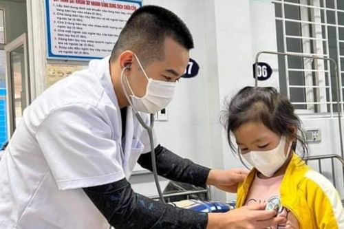 Bé gái 8 tuổi sốc phản vệ, nguy kịch sau khi ăn mỳ tôm buổi sáng