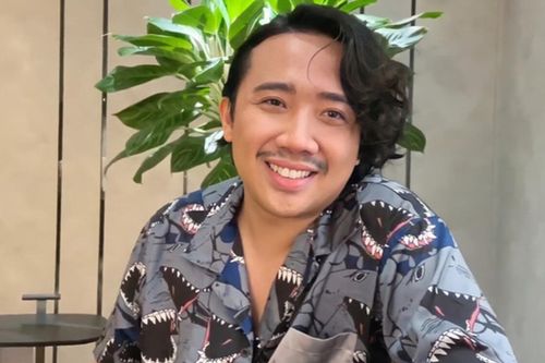 Trấn Thành tiếp tục xuất hiện đầy 'biến hóa' với kiểu tóc dài xoăn nhưng lần lại này vắt sang một bên