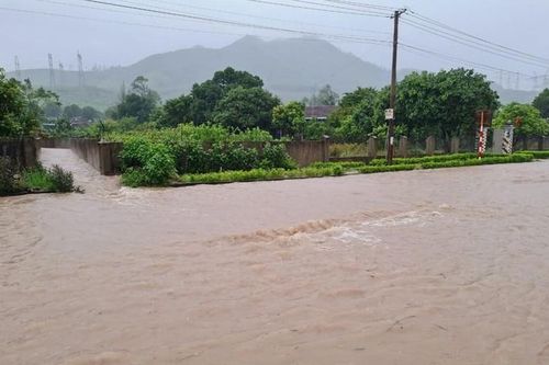 Mưa lớn nhiều giờ, nhiều tuyến đường ở Hà Tĩnh bị ngập sâu