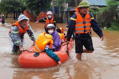 Giải cứu hàng trăm học sinh ở Quảng Trị bị nước lũ bủa vây