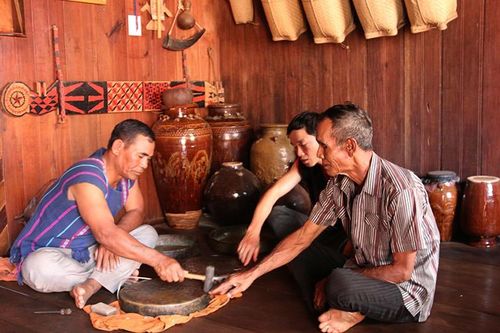 Kể chuyện già làng Tây Nguyên - Kỳ II : Trống cái giữa dàn chiêng