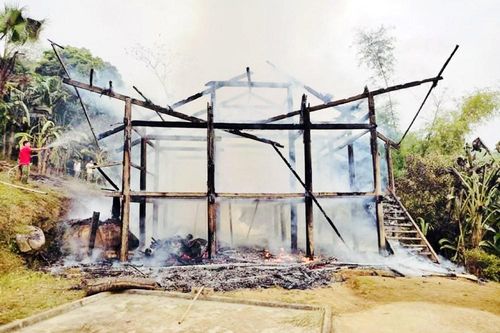 Xã Khánh Yên Thượng: Ngôi nhà sàn 5 gian cháy rụi do chập điện