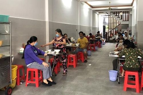 Quán phở, bún bò ở TP.HCM đắt hàng trong ngày đầu được bán tại chỗ