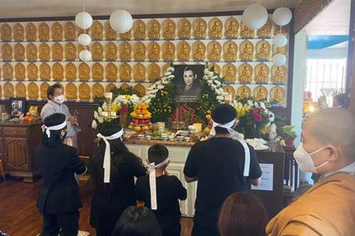Xót xa loạt ảnh cháu ngoại và các con nuôi nheo nhóc đeo tang, ôm di ảnh Phi Nhung trong ngày cúng thất