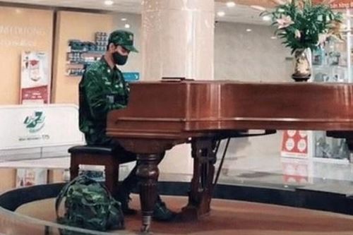 Xôn xao clip chiến sĩ chơi piano trong bệnh viện Quân y 175, 'đánh cắp' trái tim bao cô gái