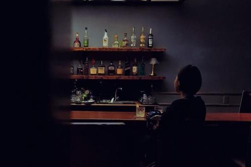Cà phê chung cư ở trung tâm vắng vẻ ngày mở cửa