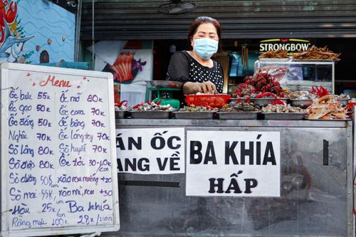 Nhiều khách 'quay xe' tại phố ốc TP.HCM vì quy định không bia rượu