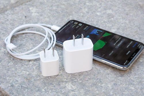 Nhóm sinh viên Trung Quốc kiện Apple vì bán iPhone không kèm củ sạc