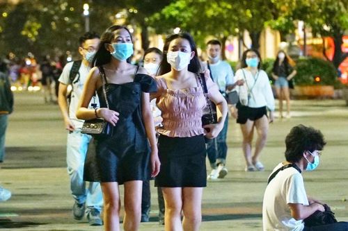Phố đi bộ Nguyễn Huệ đông đúc tối cuối tuần