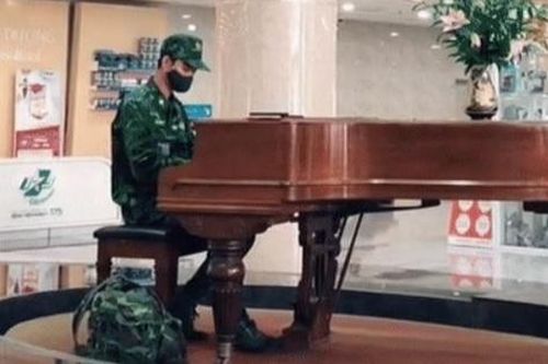 Clip anh bộ đội say sưa chơi đàn trong bệnh viện khiến nhiều người cảm động