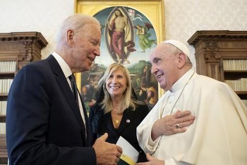 Ông Joe Biden lần đầu yết kiến Giáo hoàng Francis với tư cách Tổng thống Mỹ