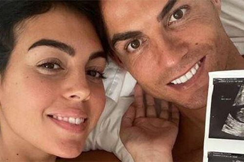 Ronaldo mừng rỡ khoe bạn gái mang song thai