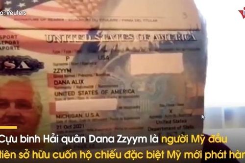 Cận cảnh cuốn hộ chiếu đầu tiên với tùy chọn giới tính 'X' của Mỹ