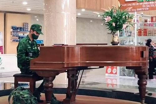 Khoảnh khắc anh bộ đội đánh piano trong bệnh viện gây sốt cư dân mạng