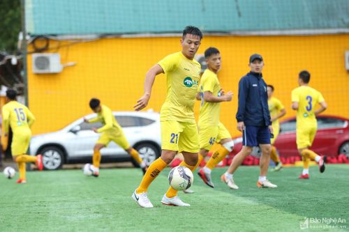 Đình Hoàng đang hòa nhập nhanh với các cầu thủ SLNA