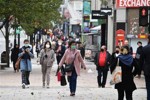 Chính phủ Anh hủy bỏ lệnh cấm người nước ngoài đến England