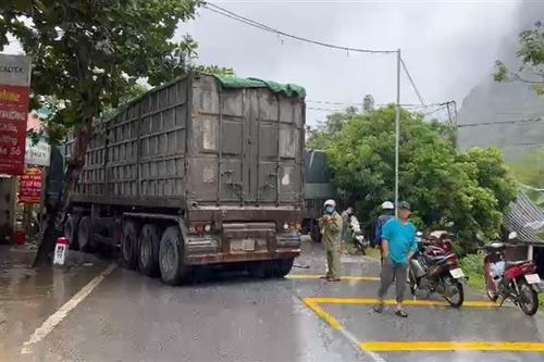 Tuyên Quang: Xe container đấu đầu xe tải, quốc lộ 2C ùn tắc kéo dài