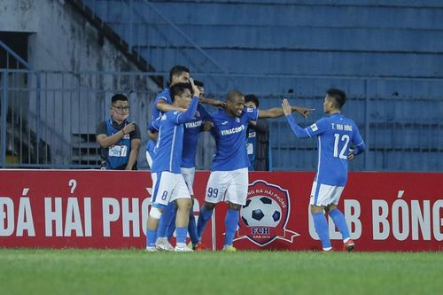Bao nhiêu CLB V-League đạt chuẩn thi đấu sau khi Quảng Ninh bị loại?