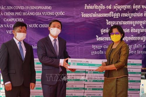 Chính phủ Campuchia bàn giao 200.000 liều vaccine ngừa COVID-19 tặng Việt Nam