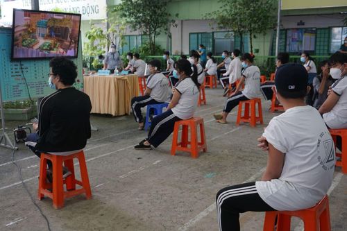 TP Hồ Chí Minh: Học sinh đi tiêm vaccine được đọc truyện tranh, xem phim hoạt hình