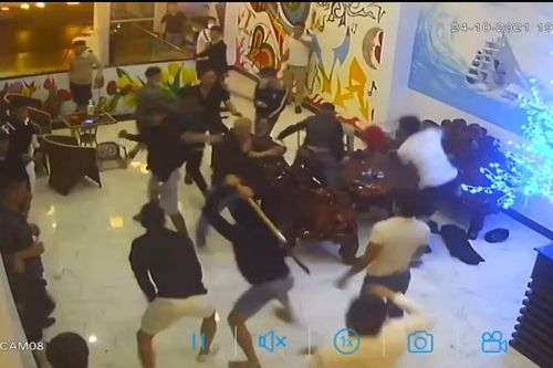Hàng chục thanh niên cầm hung khí lao vào hỗn chiến trong quán karaoke