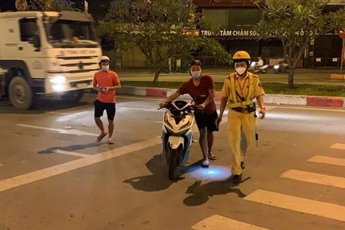 Ôm giấy phạt vì 'quắc cần câu' khi quán nhậu được mở bán lại