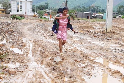 Đường 643 tỷ chậm tiến độ, dân than trời vì hít bụi, lội bùn suốt 2 năm