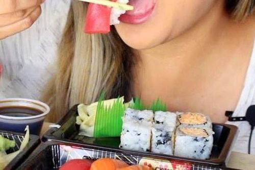 Bất ngờ hành động triệu người làm như một thói quen lại bị cấm kỵ trên bàn ăn người Nhật