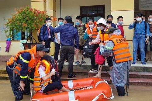 Khắp miền Trung ngập nước, sạt lở đất sau mưa lớn