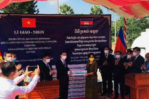 Bộ Y tế tiếp nhận 200.000 liều vaccine phòng COVID-19 do Chính phủ Vương quốc Campuchia trao tặng