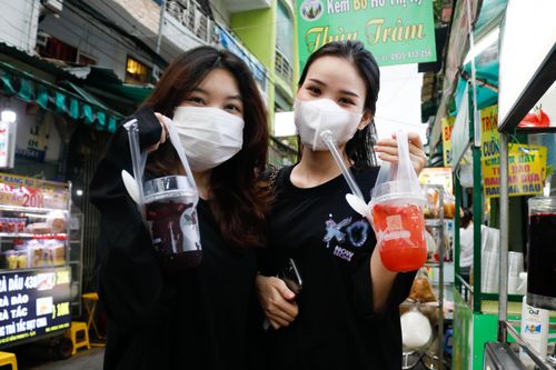 Chủ quán ăn ở phố ẩm thực Hồ Thị Kỷ: 'Mừng vì khách lại ngồi kín bàn'