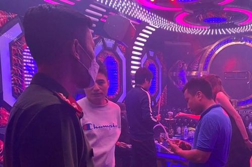 10 nữ nhân viên phục vụ khách trong quán karaoke hoạt động chui