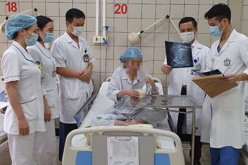Tạo hình lại đường tiêu hóa trên cho nữ bệnh nhân bị hỏng thực quản, dạ dày