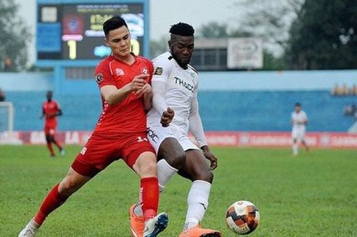 Trung vệ Việt kiều Adriano Schmidt đầu quân cho Topenland Bình Định