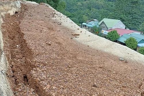 Bắc miền Trung xuất hiện nhiều điểm nứt núi, sạt lở đất nguy hiểm
