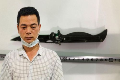 Dùng dao tấn công khiến vợ tử vong, bố vợ trọng thương tại trụ sở tòa án