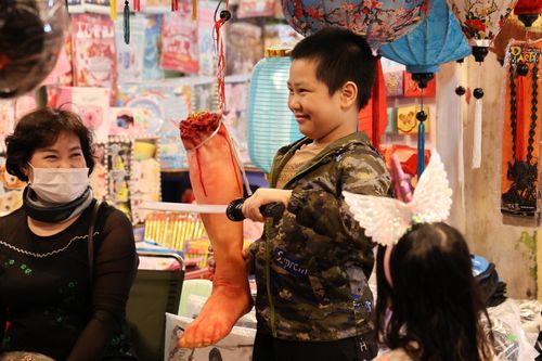 Đồ chơi kinh dị thu hút giới trẻ trước ngày Halloween