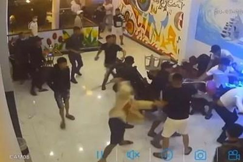Hai nhóm hỗn chiến kinh hoàng tại quán karaoke khiến nhiều người hãi hùng