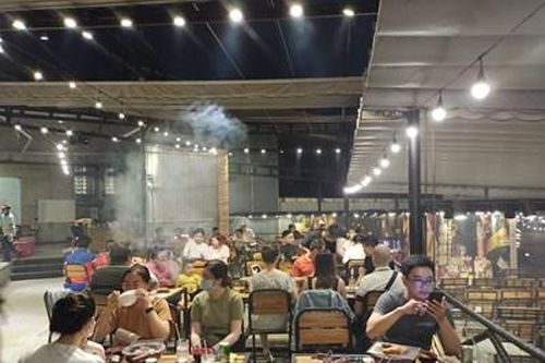 Nhiều quán trên 'phố nhậu' Phạm Văn Đồng vô tư bán bia cho khách