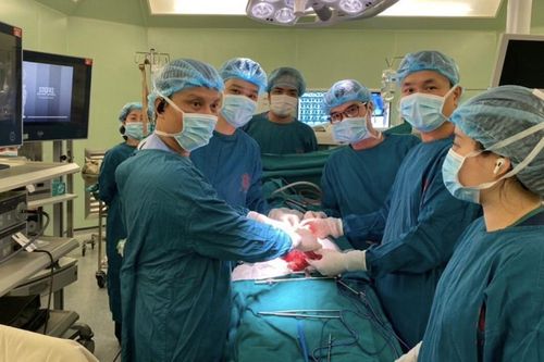 Bác sĩ căng mình tạo hình lại đường tiêu hóa trên cho người phụ nữ 35 tuổi từng tự tử bất thành