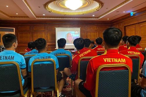 HLV Hà Nội FC của bầu Hiển nghỉ làm ở tuyển Việt Nam, ông Park họp từ xa