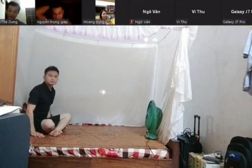 Chỉ một cái phẩy tay, thầy giáo bỗng xuất hiện 'bao ngầu' trong lớp học online khiến học trò trầm trồ