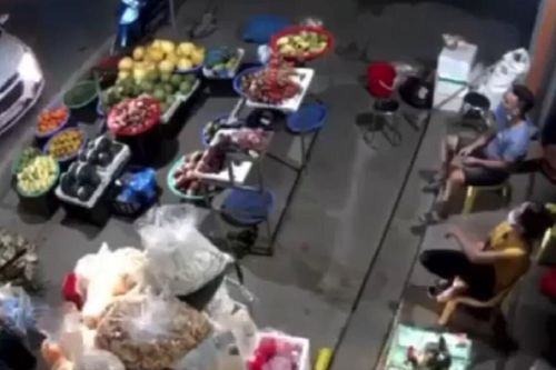 Đang ngồi bán trái cây, người phụ nữ bỗng giật thót mình khi thấy hành động này của tài xế ô tô